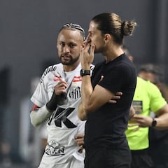 Neymar destruye a Filipe Luis en el debut de Robinho Jr.