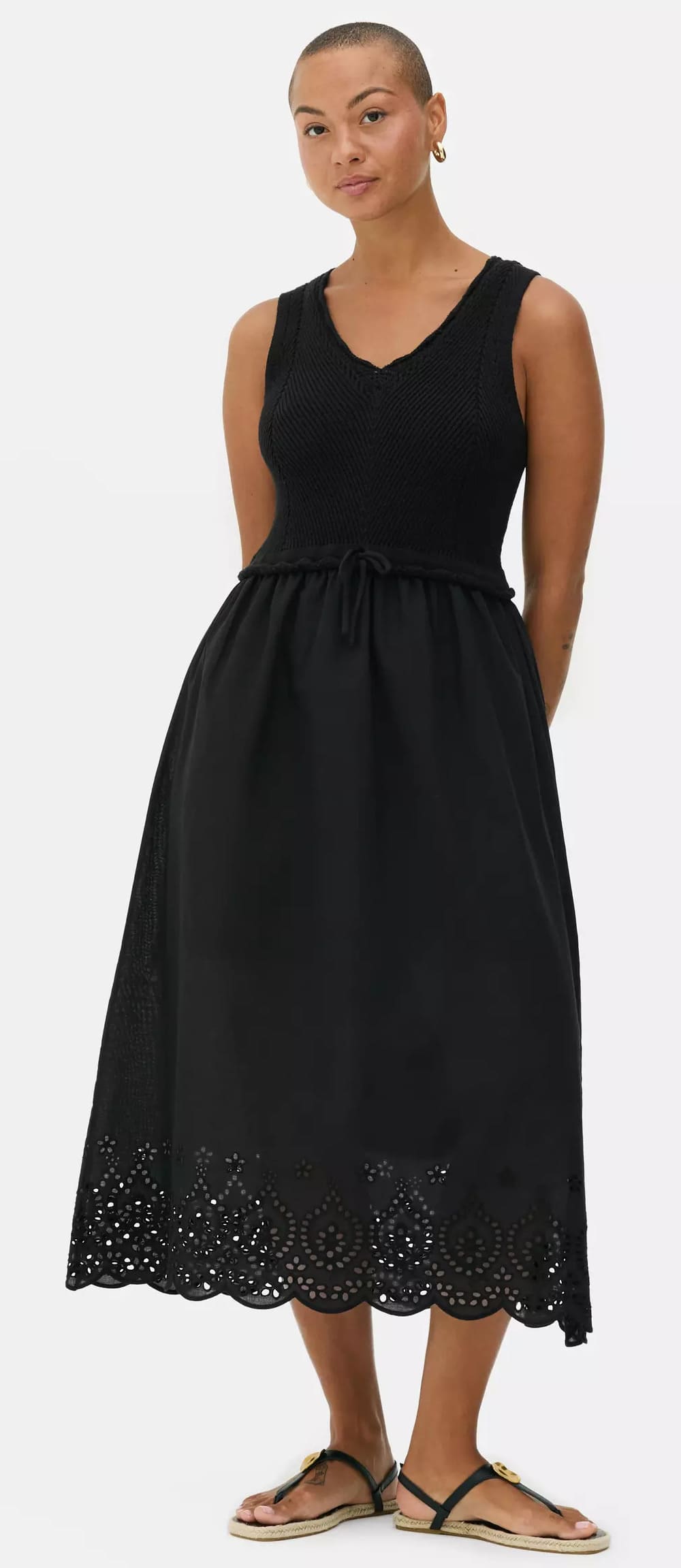 El vestido largo con bordados en color negro de Primark