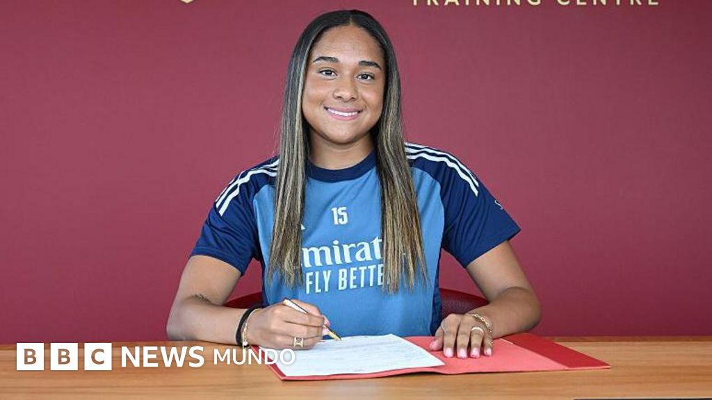 Quién es Olivia Smith, la futbolista «más cara» de la historia (y cómo se compara su récord con los de los futbolistas masculinos)
