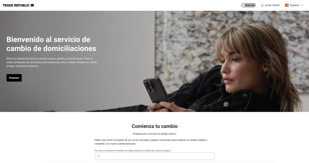 Pantalla de la aplicación de Trade Republic mostrando la lista de proveedores detectados automáticamente para el cambio de domiciliaciones, con casillas de selección.