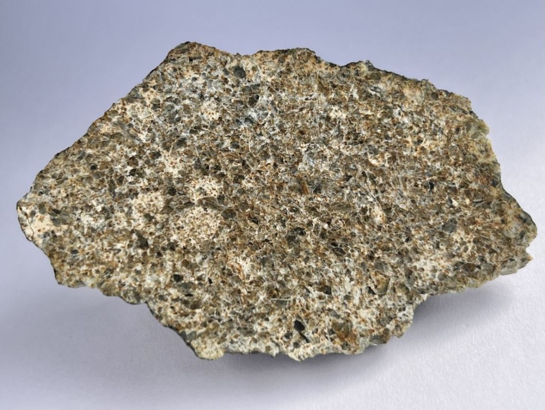 Un fragmento de Northwest Africa 15915, un meteorito hallado en 2023 que, según los autores del estudio, podría haberse originado en Mercurio.