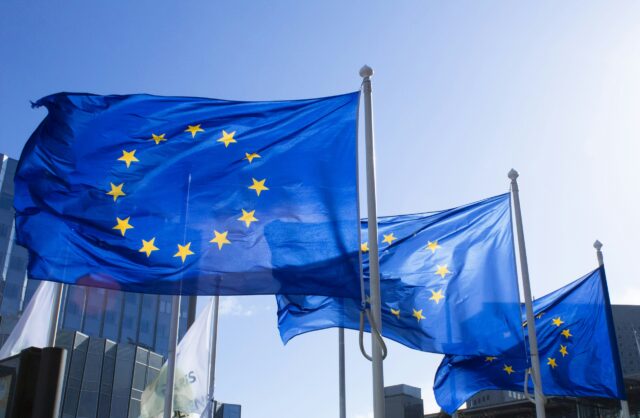 La Unión Europea pone a prueba un sistema que verifica la edad para evitar que menores accedan a servicios online para adultos