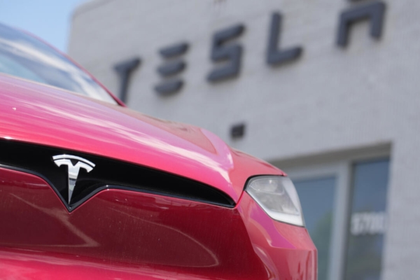 Tesla construye primer vehículo a precio asequible para enfrentar la caída en ventas