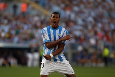 El rey Salomón llegó a Málaga proveniente de la UD Las Palmas a cambio de 3.5 millones de euros. En sus dos temporadas en el club blanquiazul el delantero venezolano consiguió 25 dianas en 67 encuentros ligueros, destacando el gol que que le daría el pase al Málaga su histórica clasificación a la UEFA Champions League ante el Real Sporting de Gijón a pase de Santi Cazorla. Tras pasos por Rusia, Inglaterra, China, Argentina y México el gladiador está de vuelta en España con una nueva misión: mantener al Real Oviedo en Primera División.