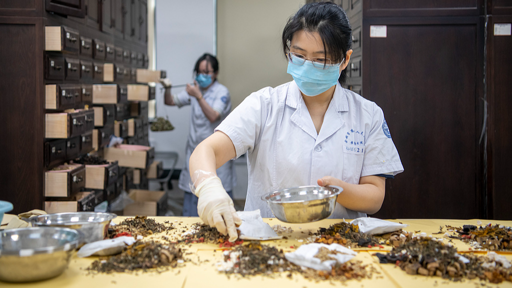 La medicina tradicional china está ganando popularidad entre los jóvenes chinos – CGTN en Español