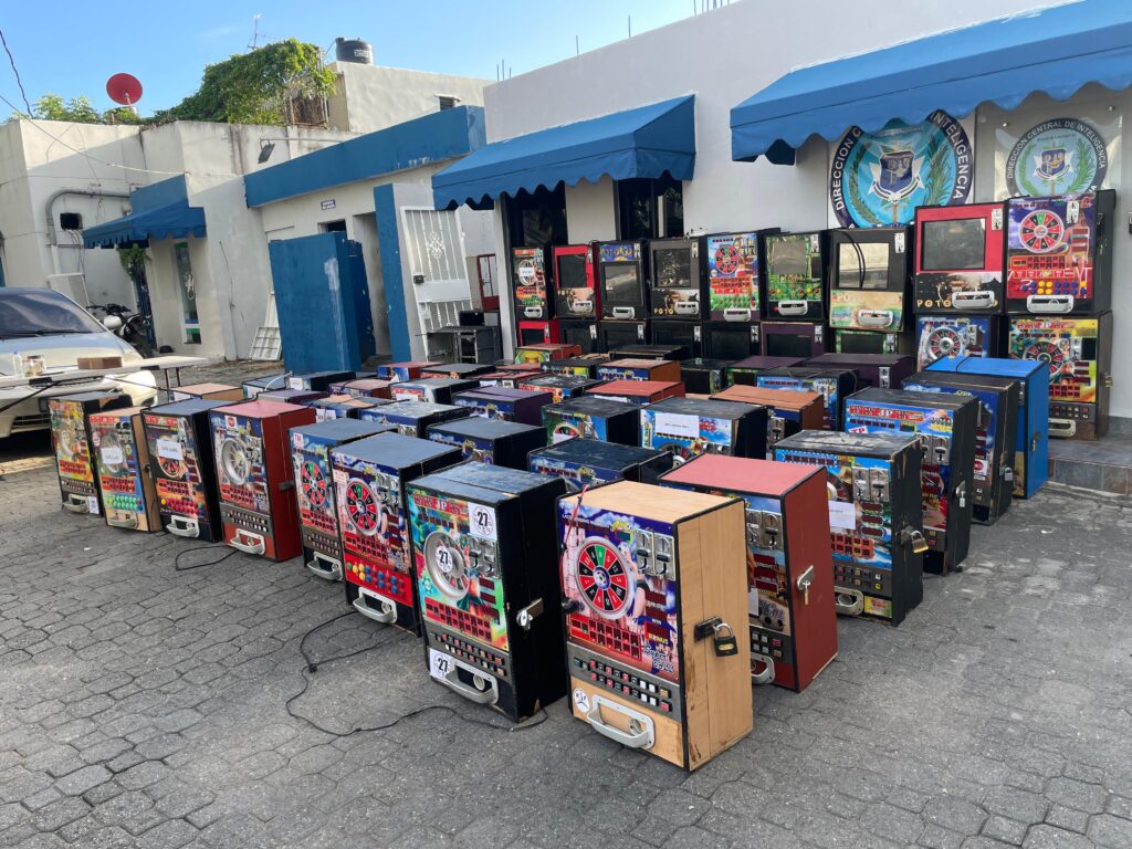 Policía Nacional y MP desmantelan puntos de juego ilegal y ocupa 66 máquinas tragamonedas en operativos a nivel nacional