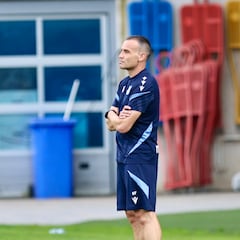 Sergio Francisco: “Que haya jugadores sin dorsal ahora, no significa que no contemos con ellos”