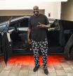 Shaquille O’Neal posa junto a su Tesla Cyberbeast.