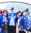 Aficionados de Los Ángeles Dodgers posan en las inmediaciones de Tokyo Dome.