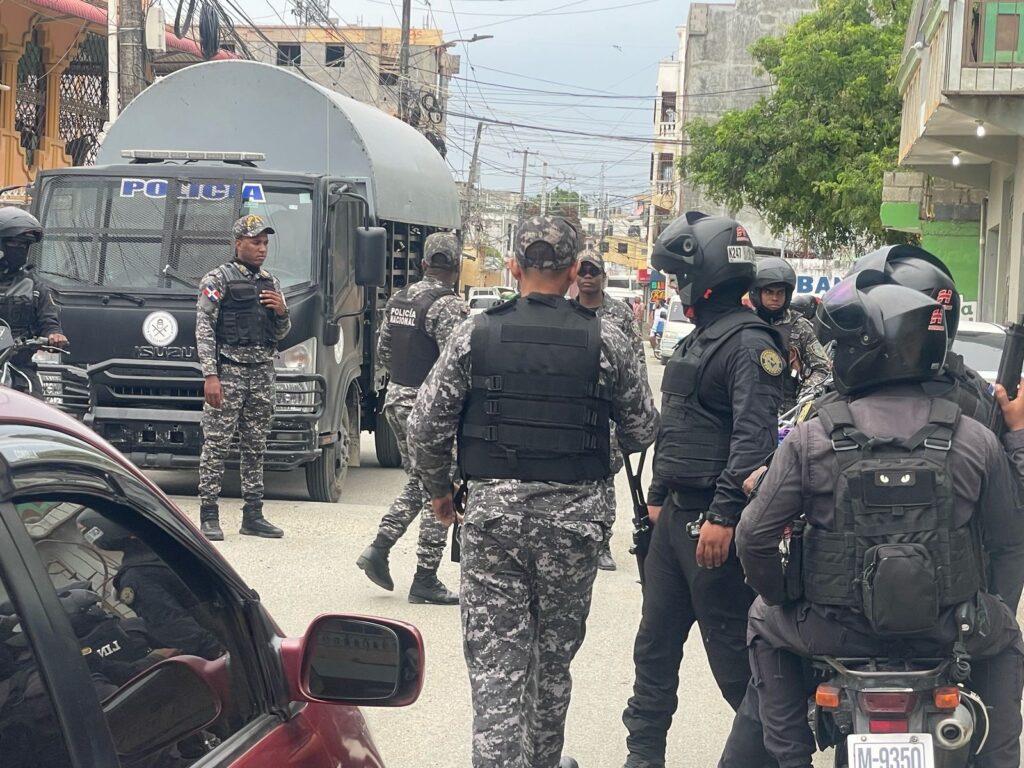 Policía decomisa drogas, ocupa motocicletas y detiene varias personas mediante operativos en Los Guaricanos, SDN.