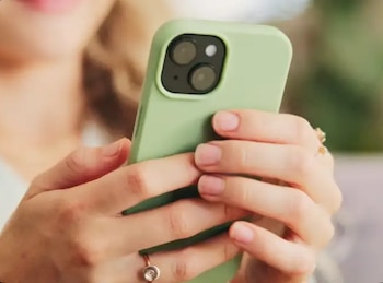 Una mujer manipula su celular.