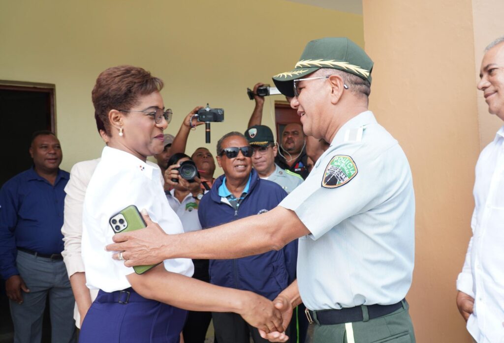 Gobernadora de La Altagracia y director de la Digesett encabezan encuentro con transportistas y comunitarios para abordar temas del tránsito en Higüey