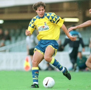 Nacido en Caracas en 1972, Juan Carlos Socorro llegó a UD Las Palmas con 15 años y se convirtió en un emblema del club, jugando más de 300 partidos y anotando 55 goles entre 1991 y 2000; contribuyó decisivamente a los ascensos a Segunda (1996) y Primera División (2000). Tras el ascenso fue cedido al Elche y luego pasó por Universidad Las Palmas, Italchacao en Venezuela y UD Gáldar, donde se retiró en 2008. Con la UD Las Palmas jugó 5 partidos en Primera División en la temporada 01/02.