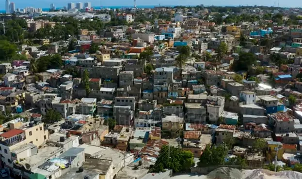 Vista-aerea-de-los-barrios-marginados-de-la-ciudad-de-Santo-Domingo