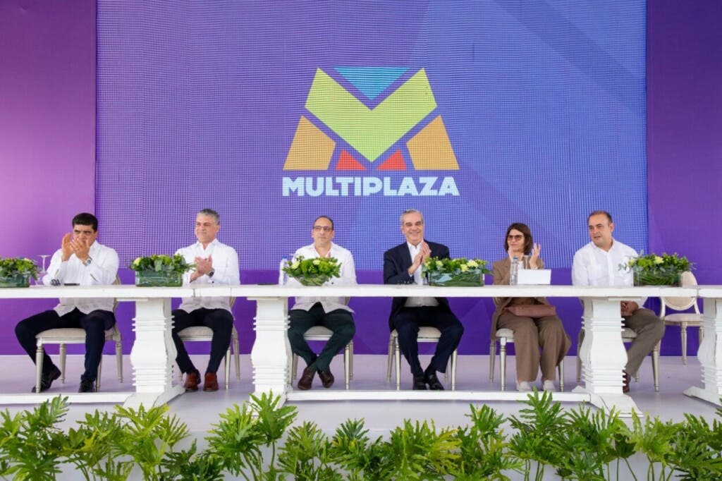 Ubicada en la Avenida Charles de Gaulle, la nueva Multiplaza representa una inversión superior a los RD$360 millones. Este moderno centro comercial abarca 20,913 metros cuadrados y ofrece 32 locales comerciales, transformándose en un punto de encuentro para la comunidad con opciones diversificadas y accesibles.