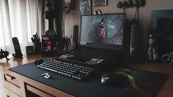 Laptop gamer en un escritorio