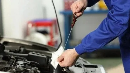 ¿Cada cuánto hay que revisar el aceite del auto para cuidar el motor?