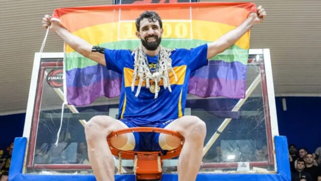 "Salí del closet porque no podía más": el basquetbolista gay que se proclamó campeón de Argentina con su equipo y lo celebró con la bandera arcoíris "Salí del closet porque no podía más": el basquetbolista gay que se proclamó campeón de Argentina con su equipo y lo celebró con la bandera arcoíris