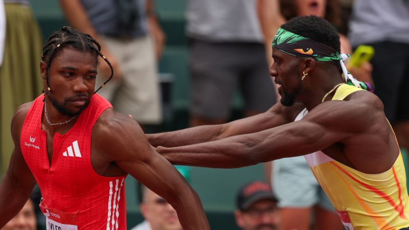 Kenny Bednarek empuja a Noah Lyles tras la final de 200 metros en el Campeonato de Atletismo en EE.UU.