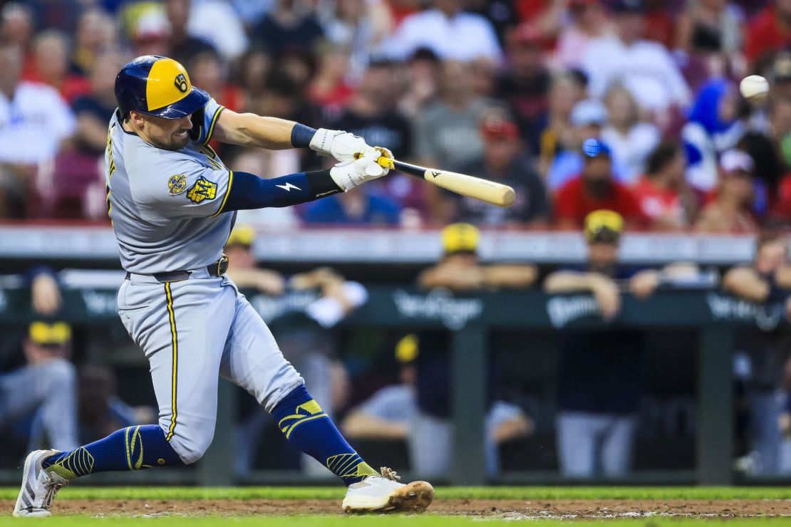 El tercera base de los Brewers de Milwaukee, Caleb Durbin, conectó un doblete en la séptima entrada contra los Reds de Cincinnati el sábado.