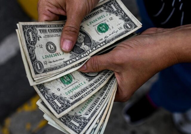 Salario mínimo en Venezuela cayó a un dólar por mes
