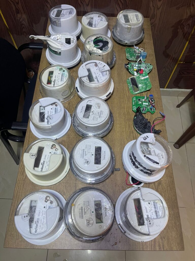 Policía Nacional apresa en flagrante delito a “Machetico”, por robo de 15 medidores eléctricos en Cansino Adentro, SDE