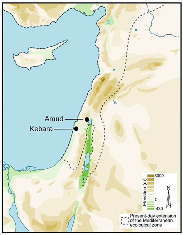 Mapa que muestra la ubicación de la cueva Amud y la cueva Kebala en el norte de Israel separadas por unos 70 km de...