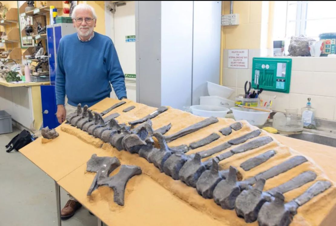 Jeremy Lockwood, fotografiado con la columna vertebral de Istiorachis macarthurae.