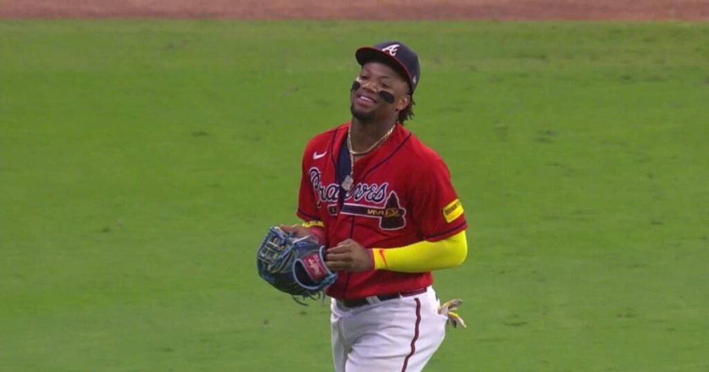 ¡Clase de atrapada! Ronald Acuña Jr lució con el guante en victoria de Atlanta