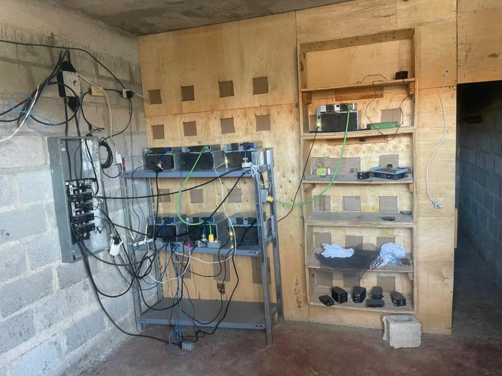 Policía desmantela centro clandestino de criptominería en Santo Domingo Este para frenar fraudes energéticos y tecnológicos