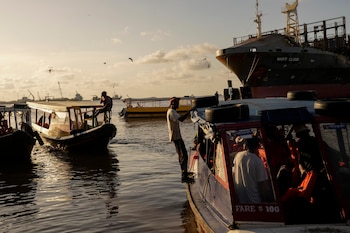 Barcos atracan en el mercado