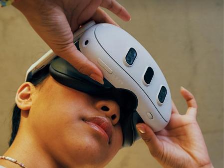 Una chica colocándose la gafas de realidad virtual.