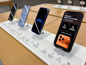 De derecha a izquierda: iPhone