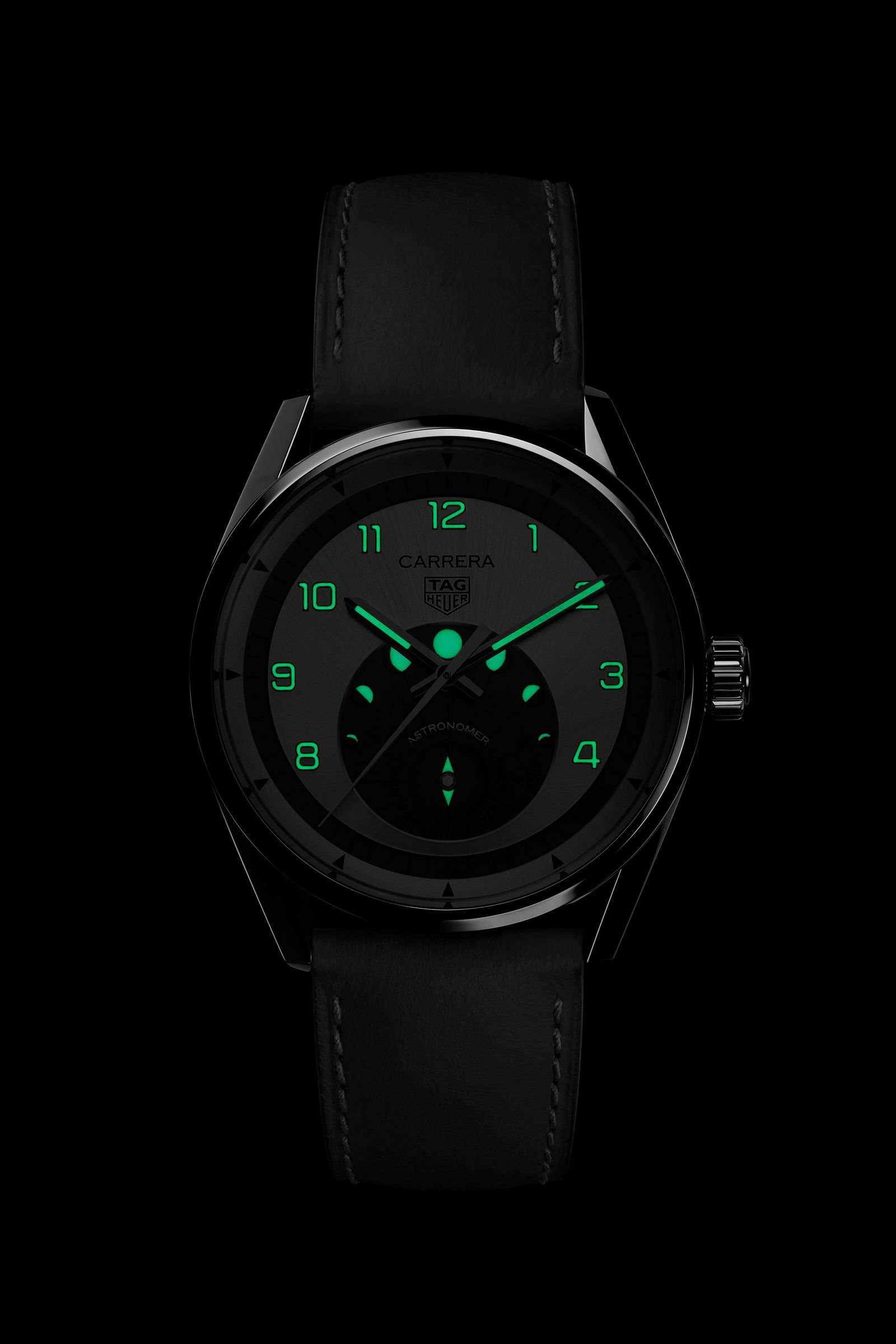 Reloj TAG Heuer Carrera Astronomer iluminado en la oscuridad