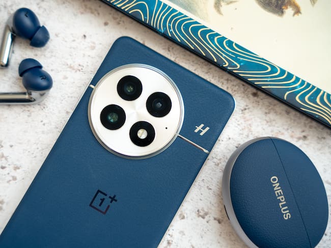 Teléfono y auriculares a juego de OnePlus.