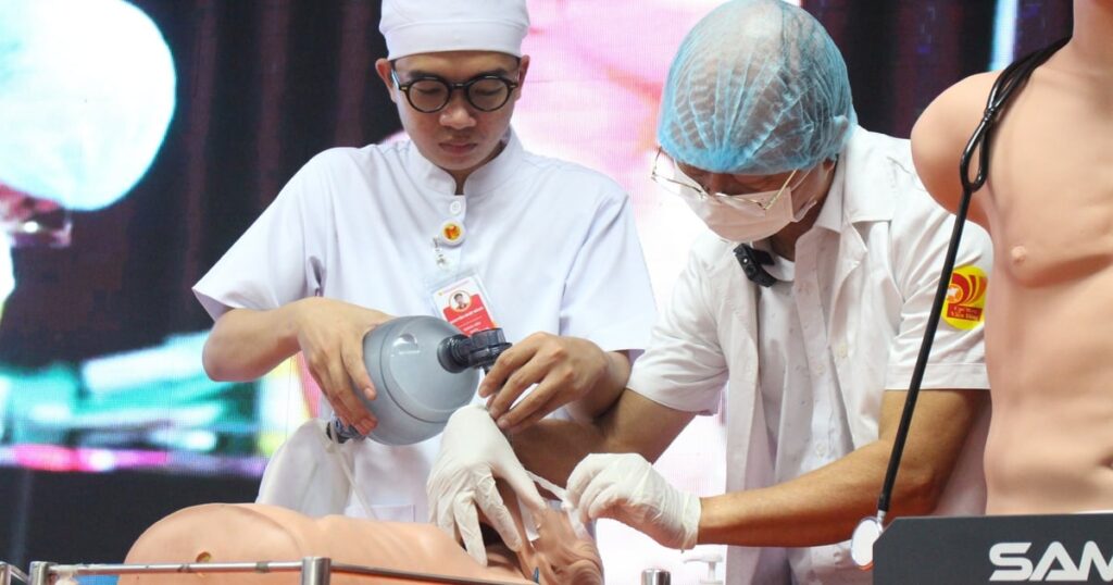 Los estudiantes de medicina practican sus habilidades con un modelo de paciente de mil millones de dólares.