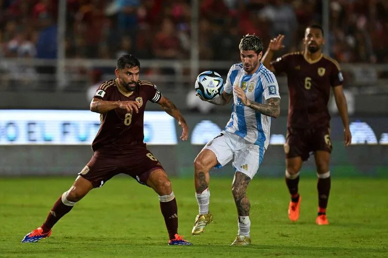 Tomás Rincón y Rodrigo De Paul, en el último enfrentamiento entre Argentina y Venezuela