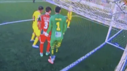 Un arquero le tocó la cola a su rival y se fue expulsado en el fútbol de Paraguay