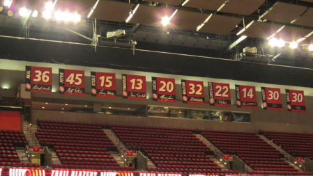 Portland Trail Blazers homenajea a dos leyendas de distintas épocas que usaron el número 30.