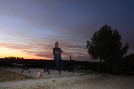 El retrato de la espera: La última pausa del día, con la compañía fiel, antes de que las sombras se hagan permanentes.