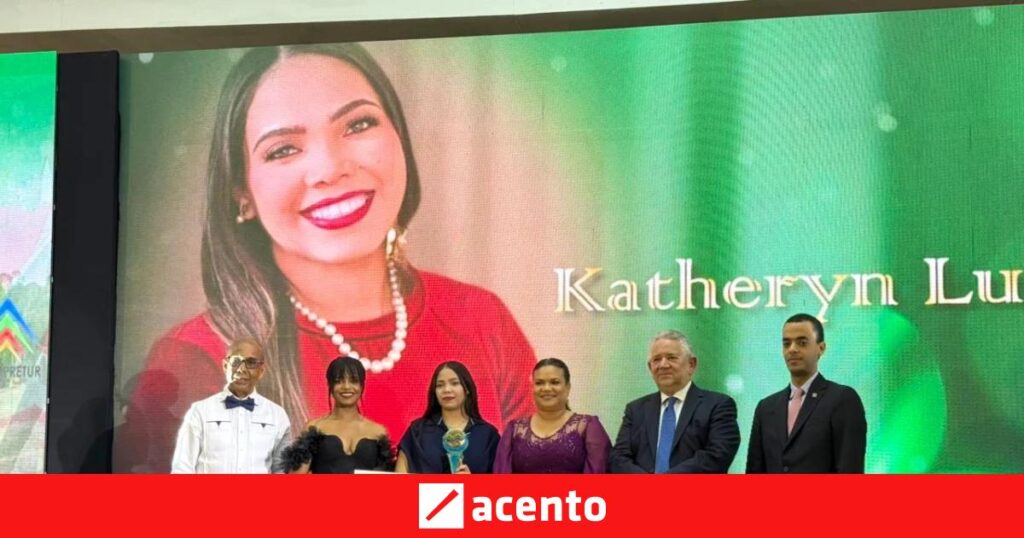 Katheryn Luna, Gran Premio PEL2025; Adompretur celebra excelencia del periodismo