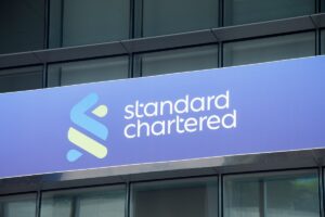 Bitcoin va ahora hacia los 135.000 dólares: Standard Chartered