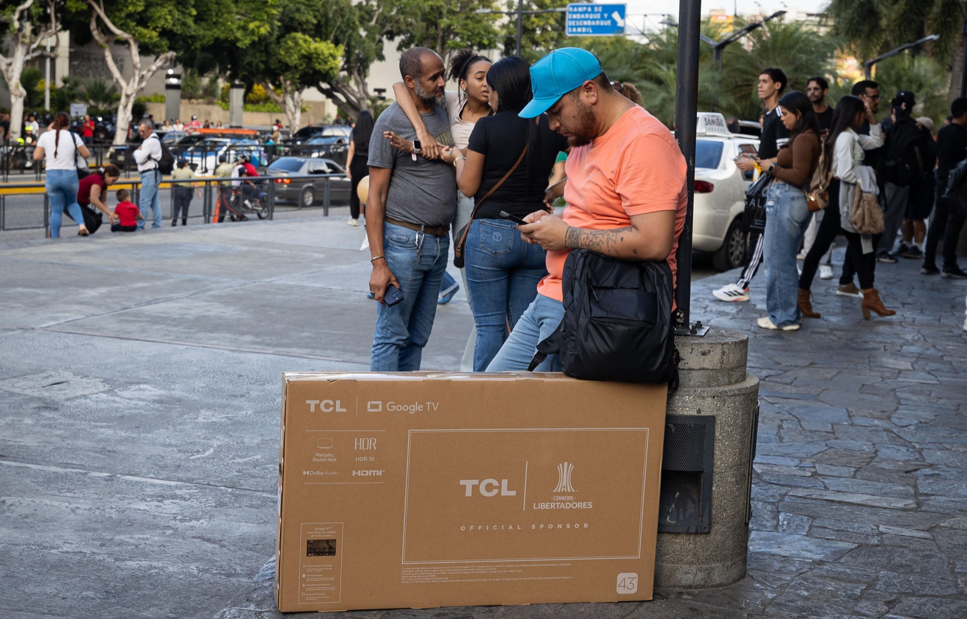 Venezolanos buscaban electrodomésticos y ropa en el Black Friday en Venezuela. Foto: EFE