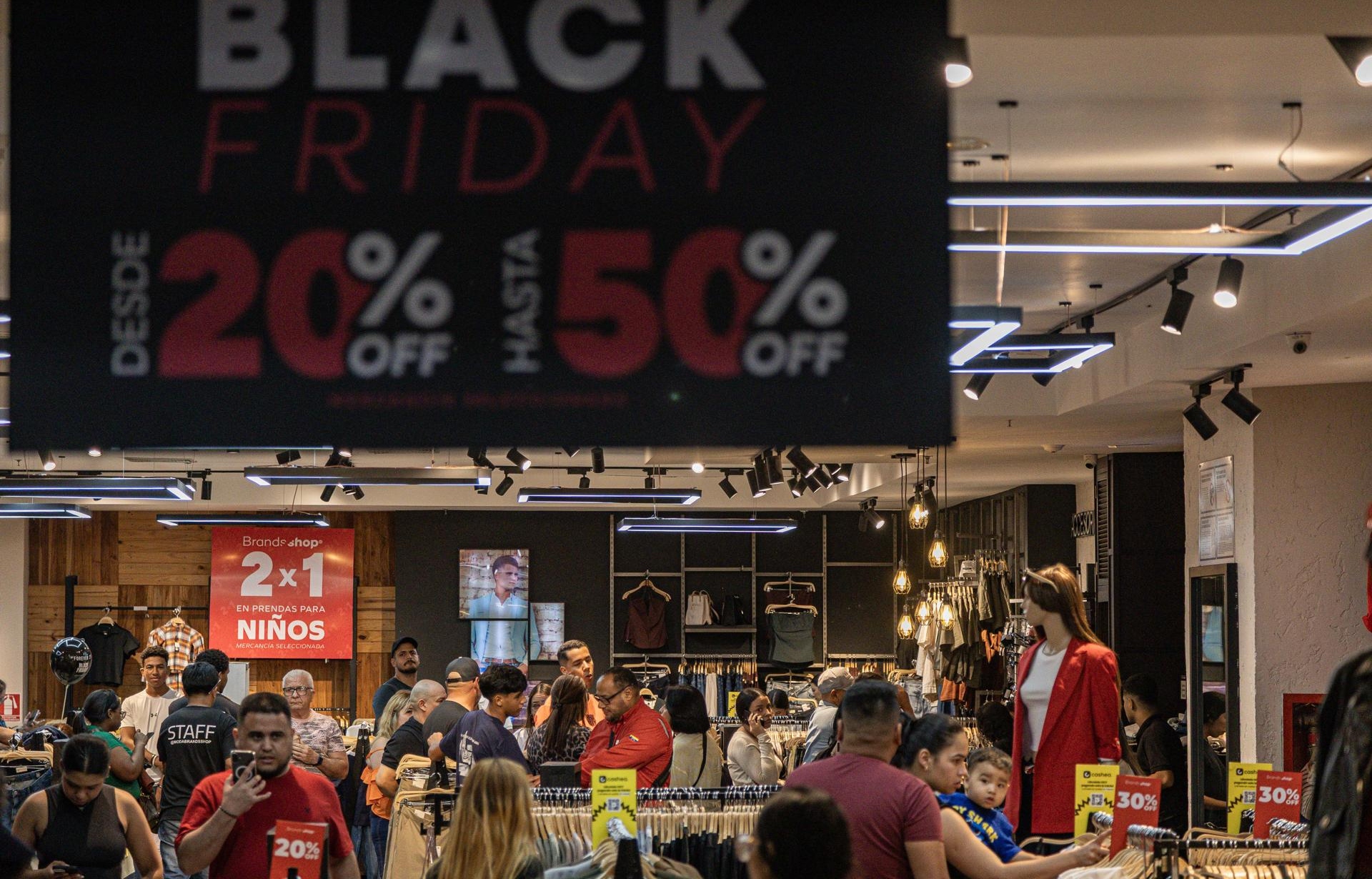 Personas visitan un local comercial durante el Black Friday este viernes, en Maracaibo. Foto: EFE
