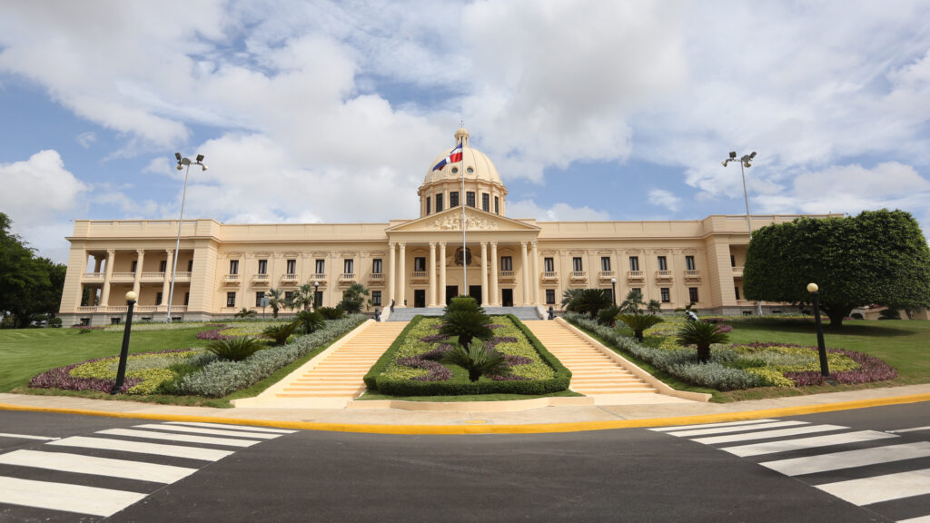 Poder Ejecutivo observa la ley sobre gestión de residuos sólidos e incluye desmonte al uso de foam en la República Dominicana