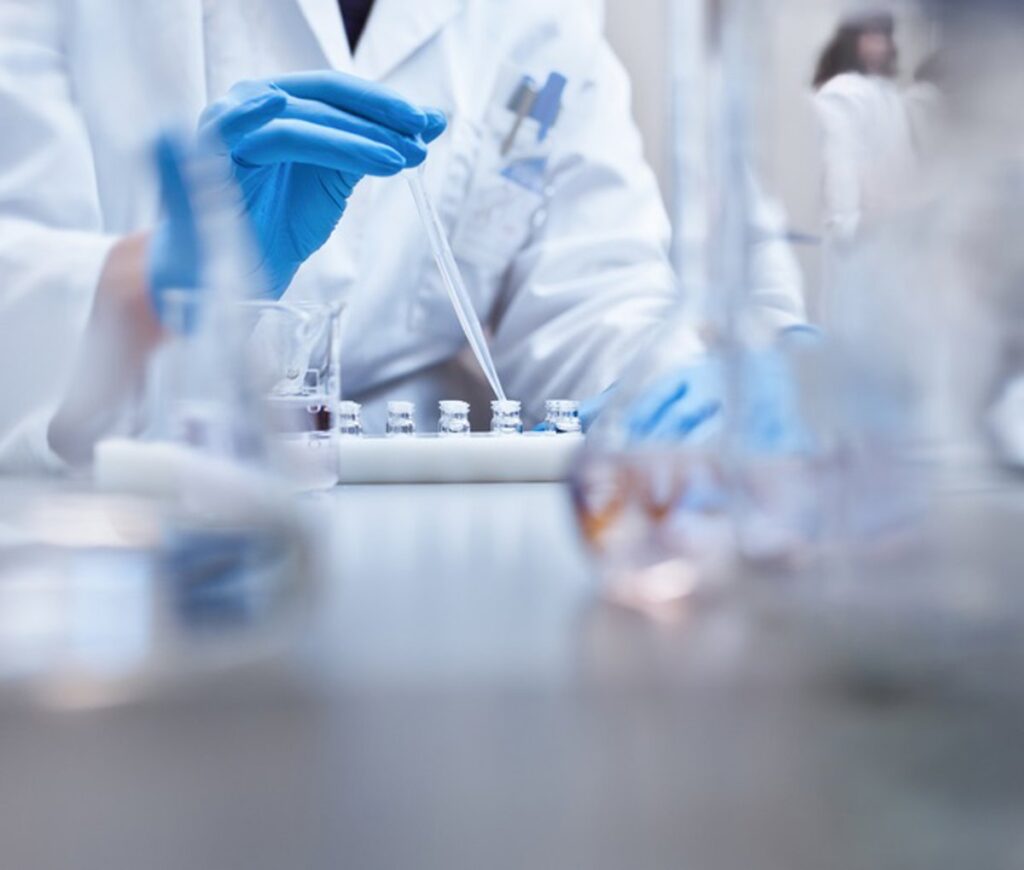Un estudio plantea usar un virus aviar como nueva vía terapéutica contra el glioblastoma, el tumor cerebral más agresivo