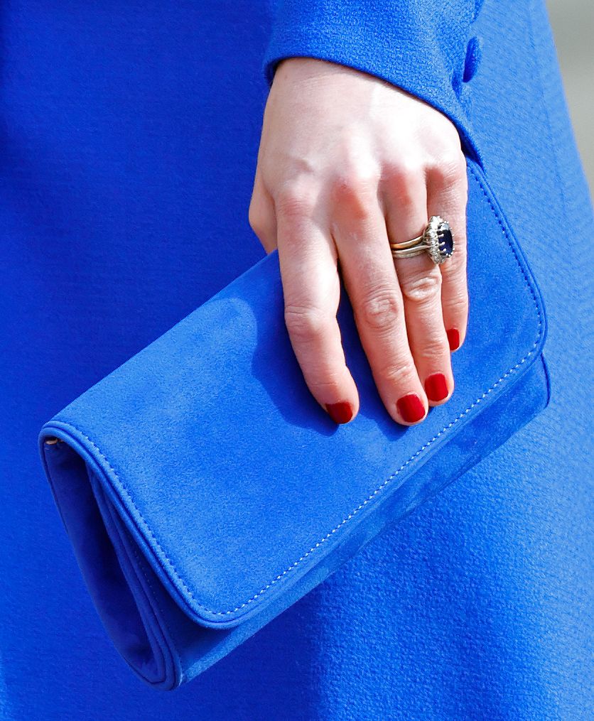 Primer plano de las uñas de la princesa de Gales maquilladas de rojo intenso en 2023 durante el servicio religioso de...