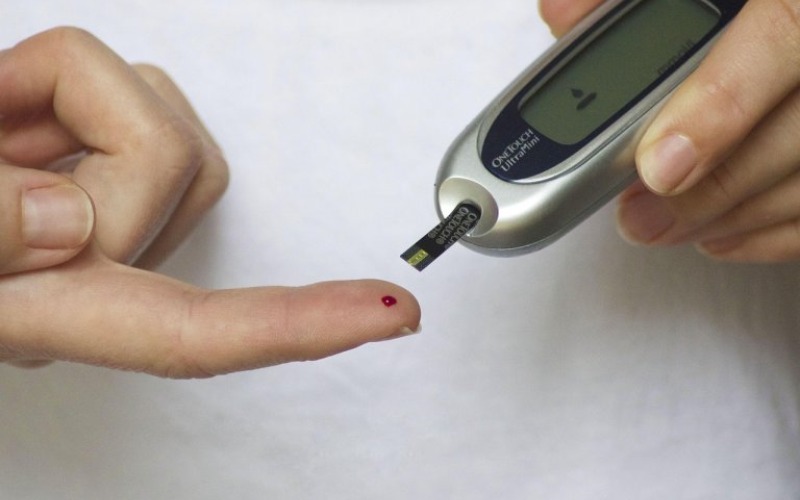 Modelo de IA predice riesgos de diabetes y cardiovasculares con los datos de la glucosa