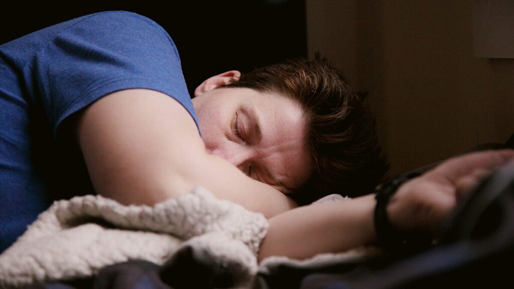 Sensación de caer al vacío al dormir: causas y explicación
