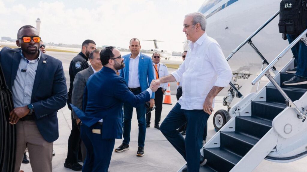 Presidente Abinader arriba a Miami para participar en cumbre regional convocada por Donald Trump
